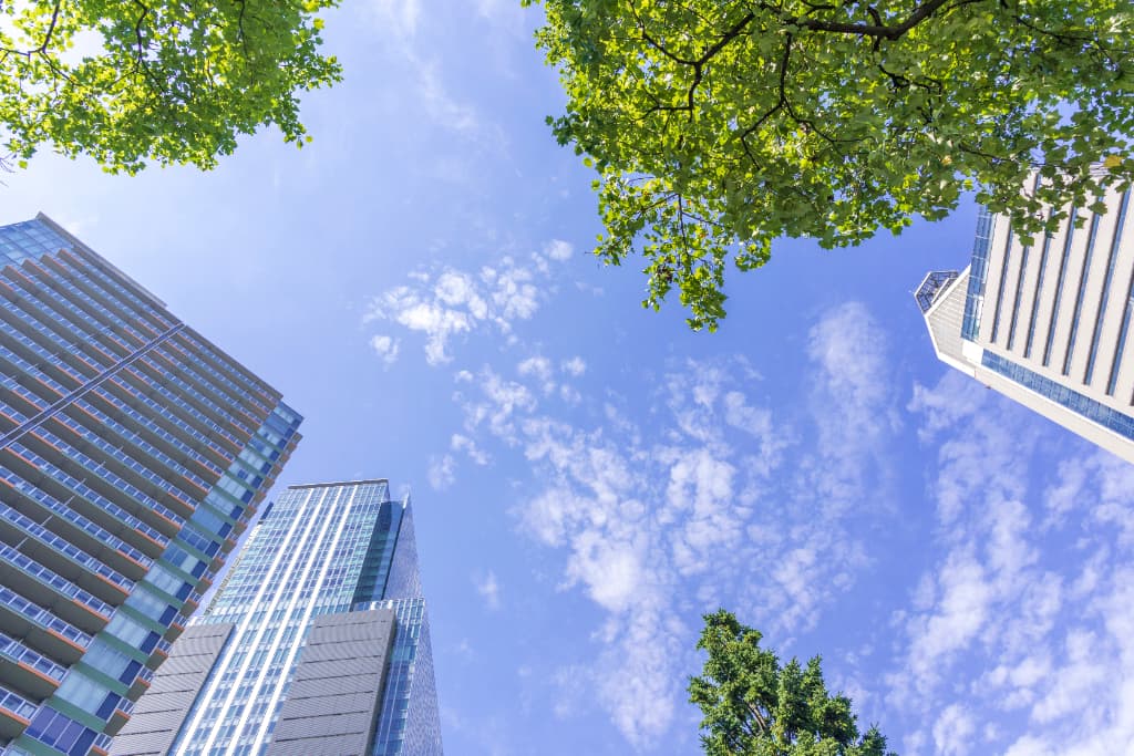 ビルと青空