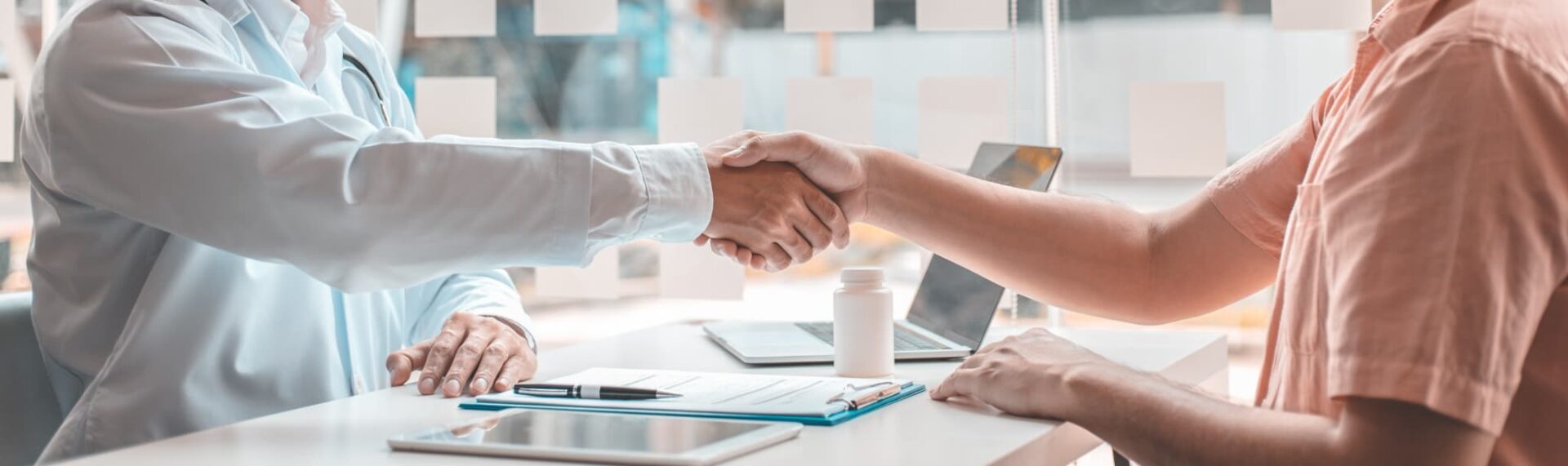 握手するビジネスマン