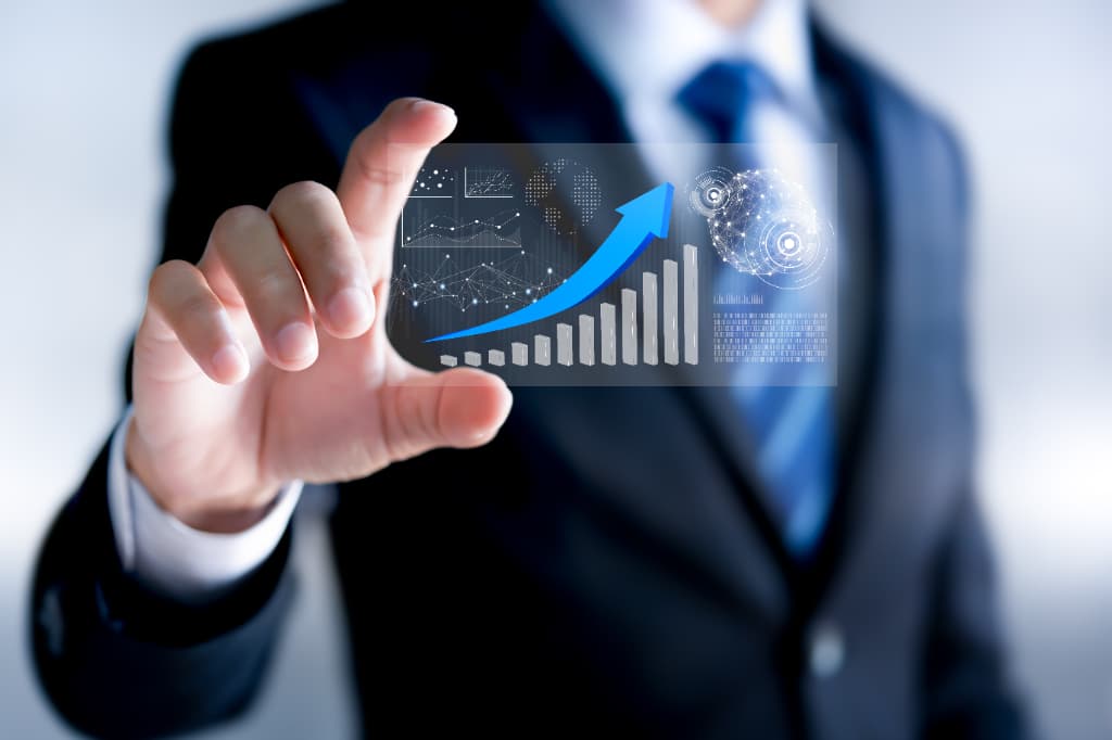 データ分析するビジネスマン