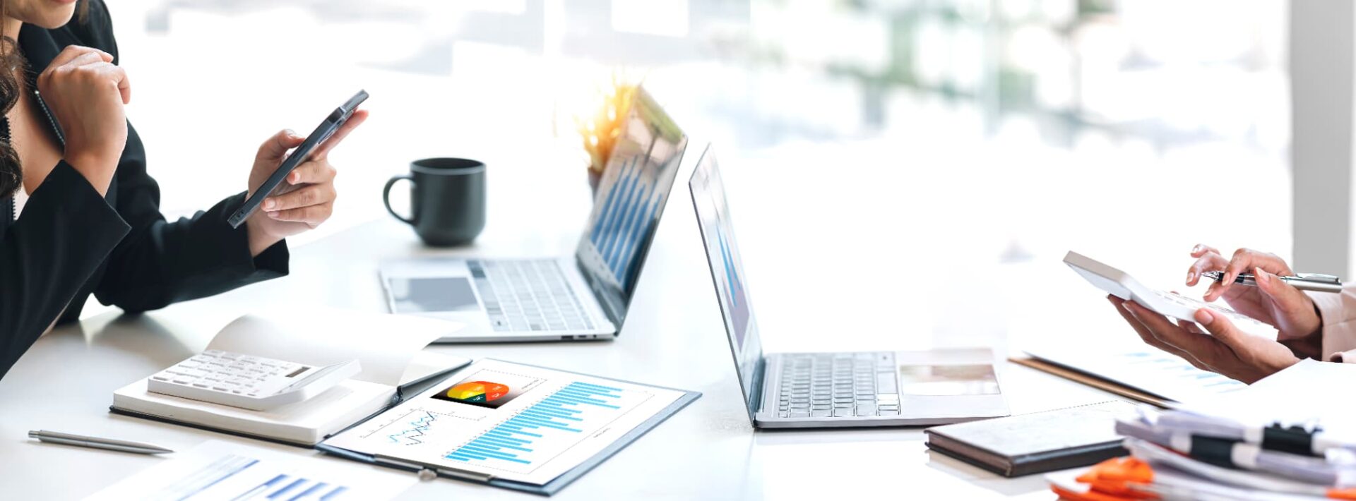 業務にあたる会計士達